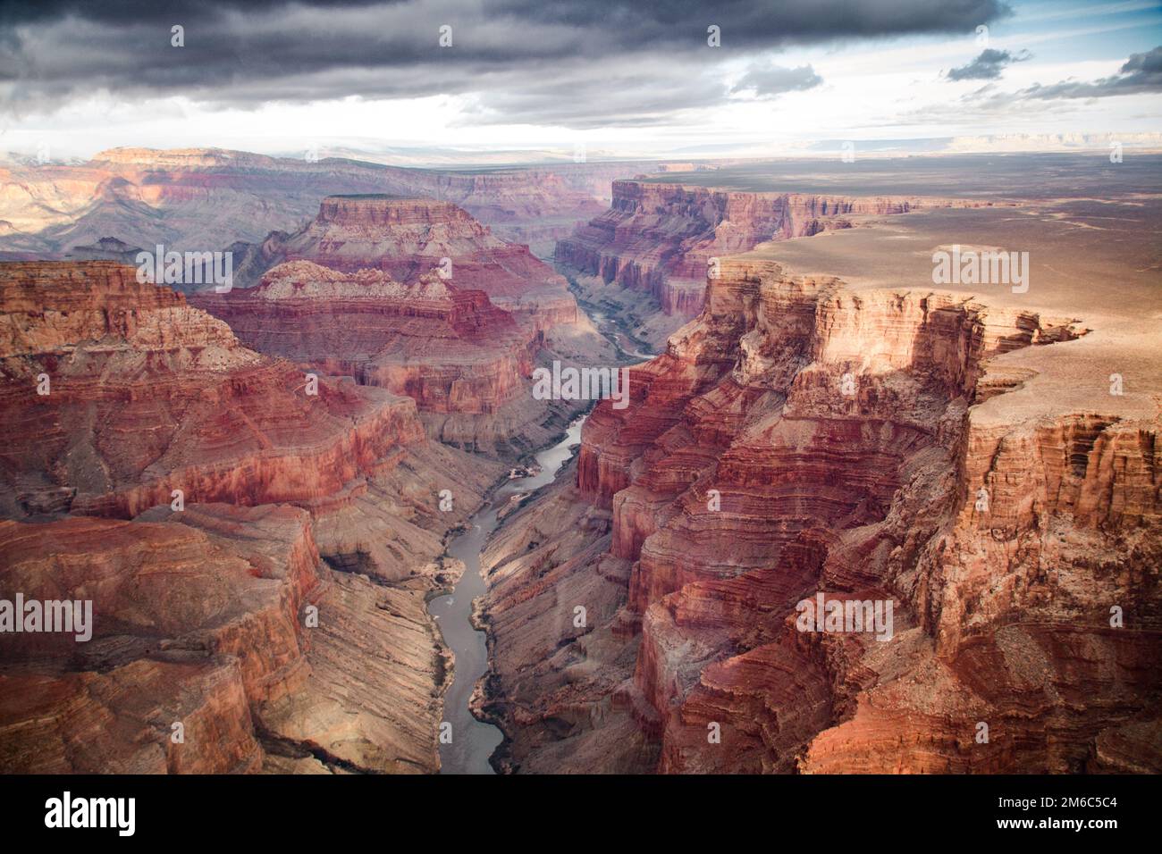 Blick über den Süd- und Nordrand des Grand Canyon vom Hubschrauber aus Stockfoto