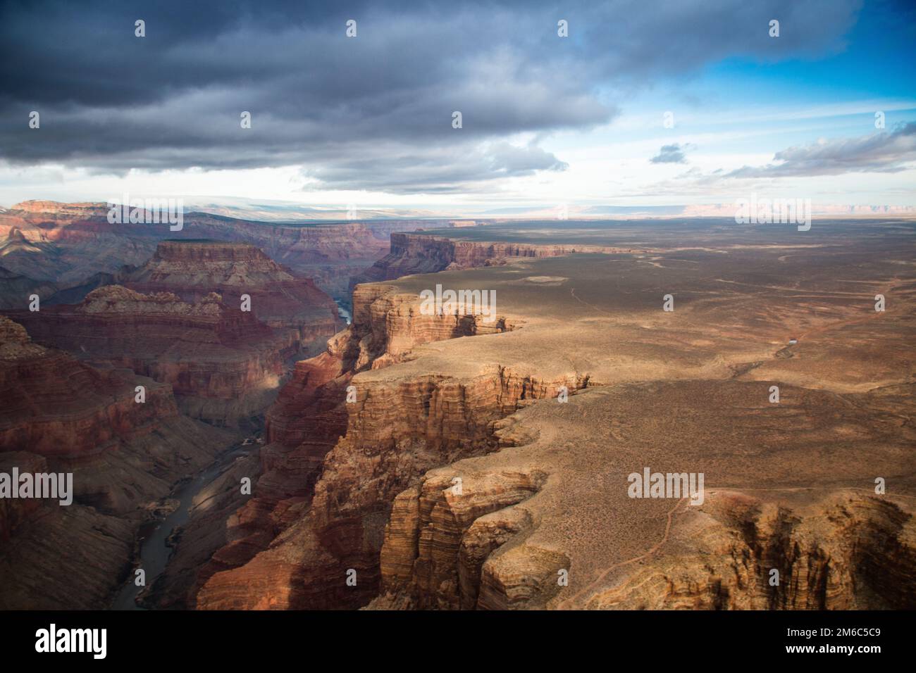 Blick über den Süd- und Nordrand des Grand Canyon vom Hubschrauber aus Stockfoto