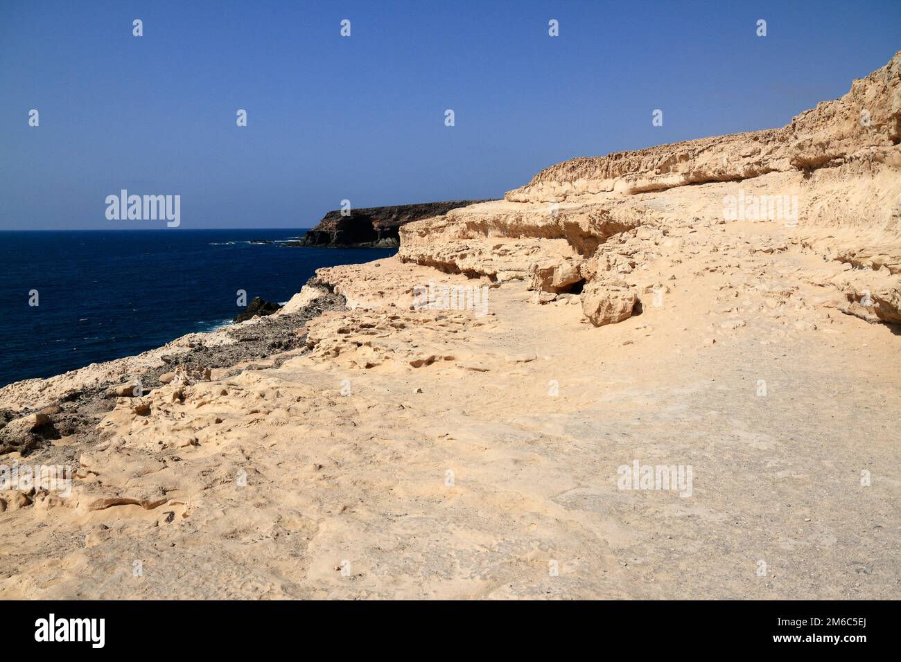 Schwarze vulkanische Höhlen an der Küste in der Nähe des Dorfes Ajuy, Fuerteventura Stockfoto