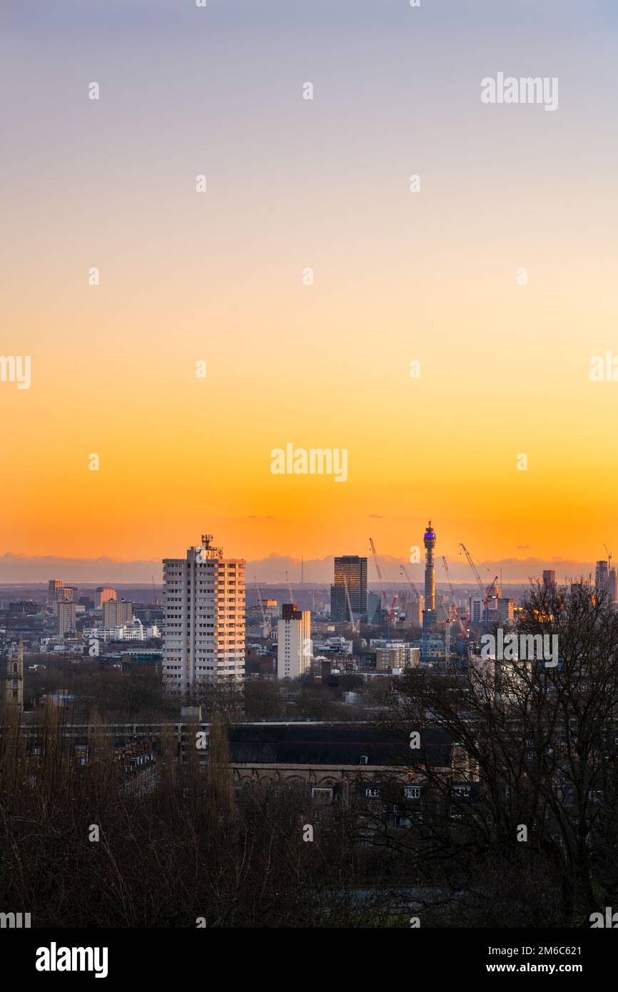 Blick auf London vom Parliament Hill bei Sonnenuntergang an einem Winterabend Stockfoto