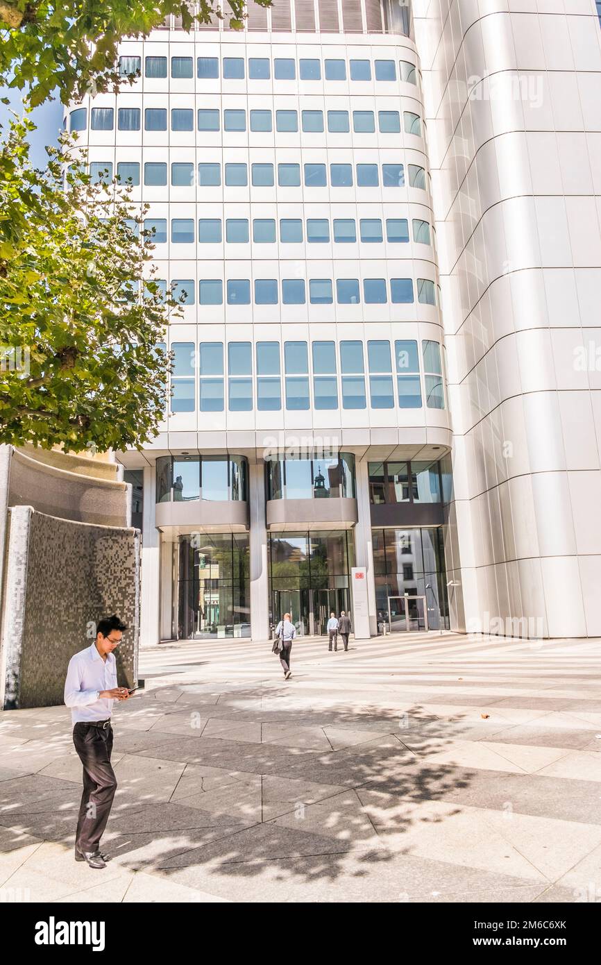 Straßenszene vor dem silbernen Turm, bürogebäude der deutschen Bahn Stockfoto