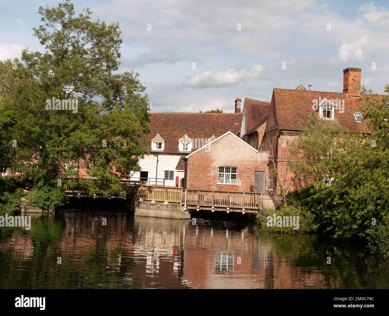 Wunderschöne alte historische Gebäude in england spiegeln sich im fließenden Fluss wider Stockfoto