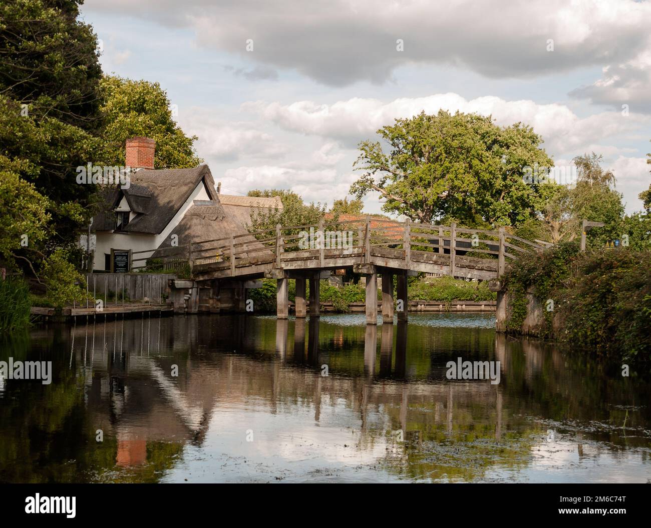 Brücke überquert einen Fluss mit Reflexionen draußen am Sommertag des Landes keine Menschen Stockfoto