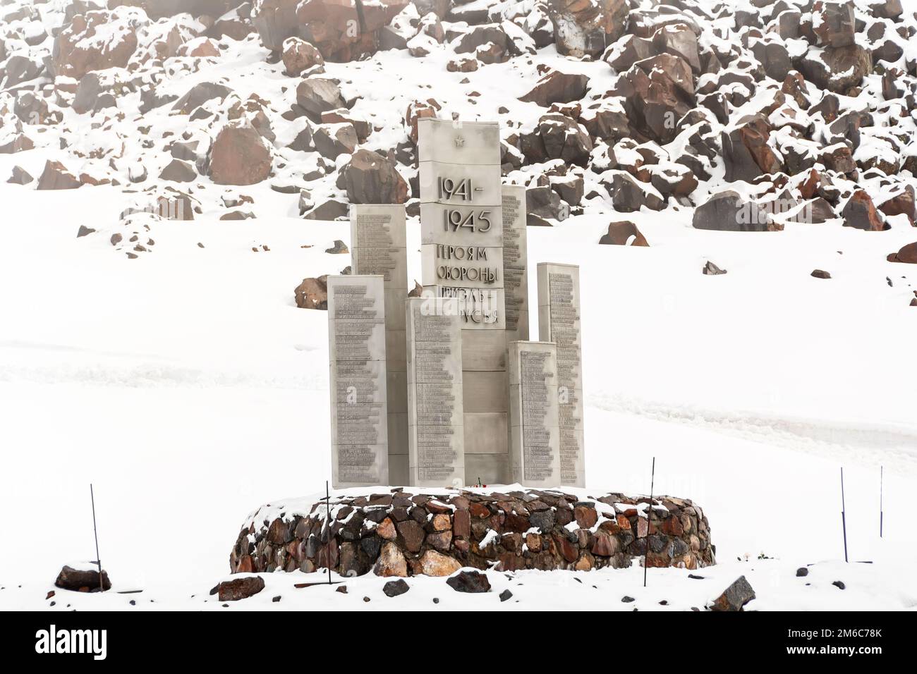 Wahrzeichen-Monument-Helden der Verteidigung Prielbrusye Stockfoto