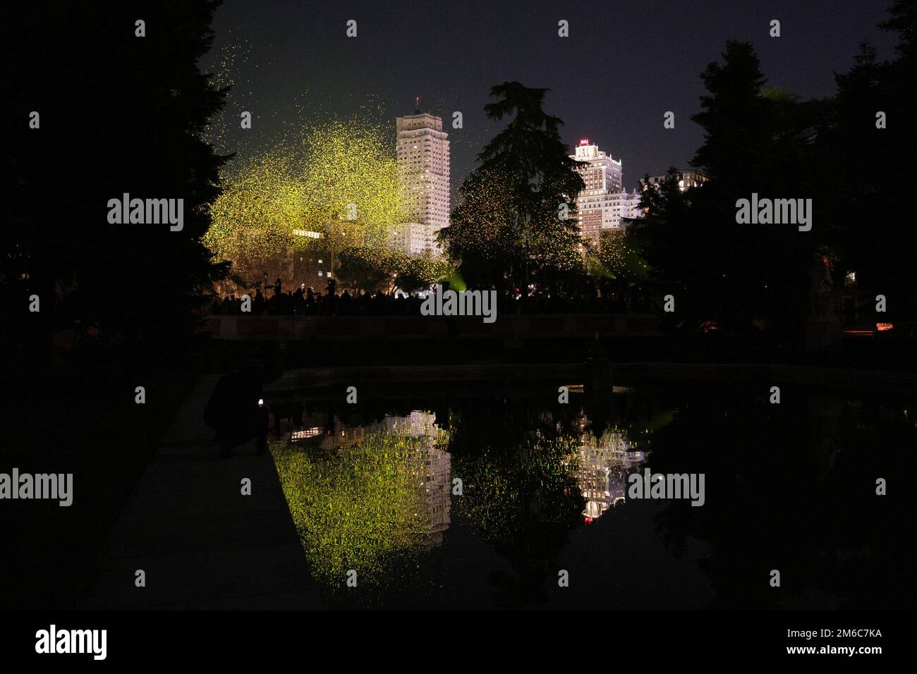 Madrid, Spanien. 03. Januar 2023. Blick auf eine leuchtende Funkenshow des Künstlers Daan Roosegaarde in Los Jardines de Sabatini in Madrid. Der FUNKE zeigt eine Kombination aus Design und Technologie, Tausende von Funken von Licht, das vom Wind leise bewegt wird, die Installation ist vom magischen Licht der Glühwürmchen und der Sterne unserer Galaxie inspiriert. (Foto: Atilano Garcia/SOPA Images/Sipa USA) Guthaben: SIPA USA/Alamy Live News Stockfoto