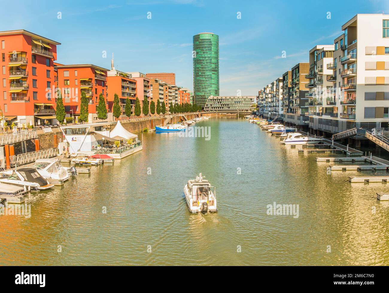 Neue westhafen-Wohngebäude mit westhafen-Turm im Hintergrund Stockfoto