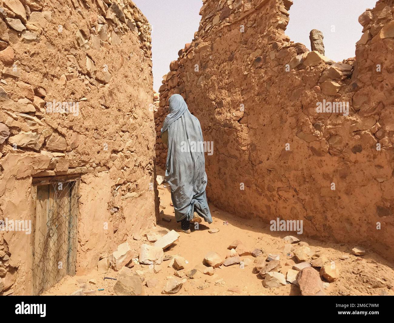 Mauretanien, Chinguetti, Frau in traditionellen Kleidern Stockfoto