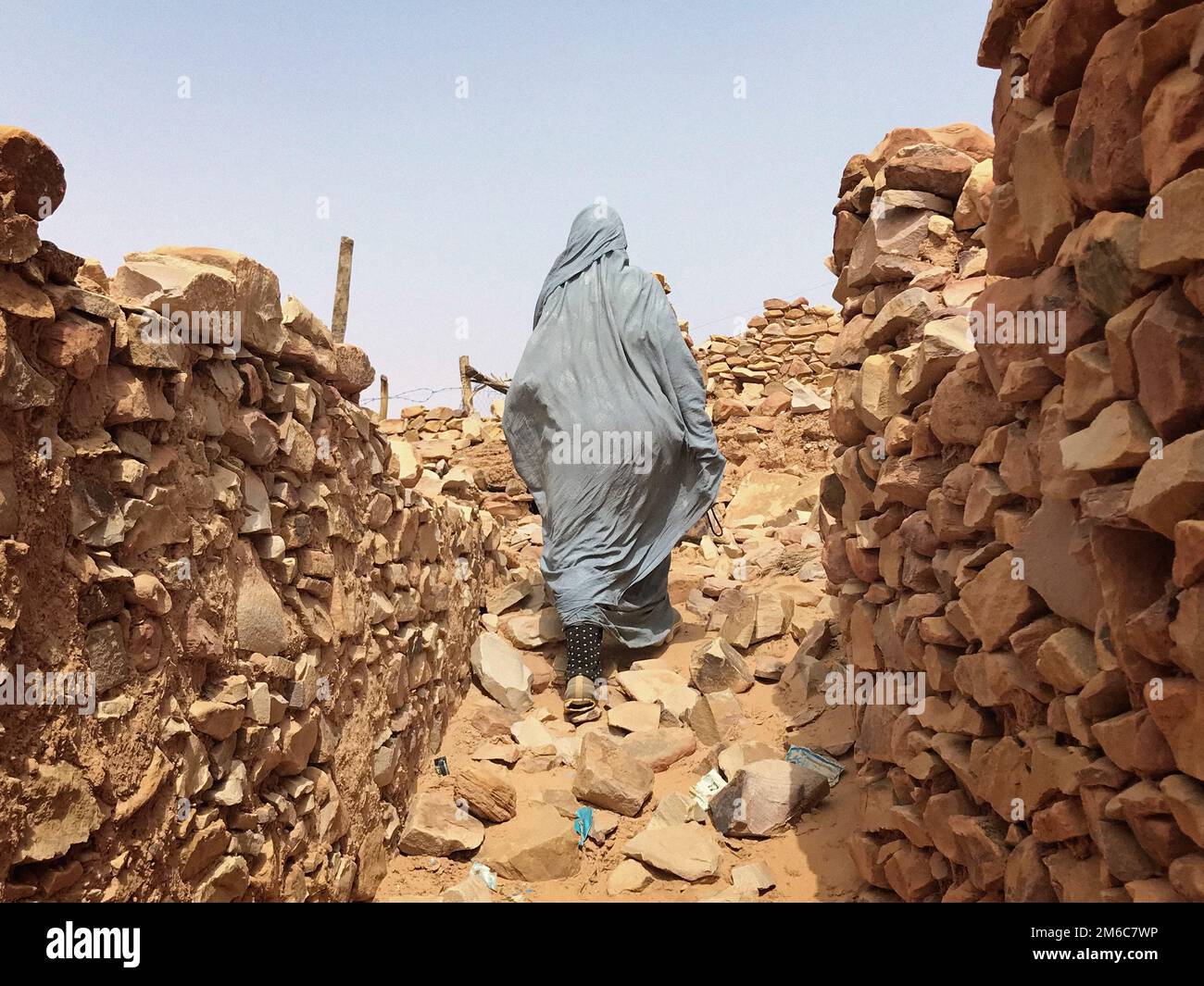 Mauretanien, Chinguetti, Frau in traditionellen Kleidern Stockfoto