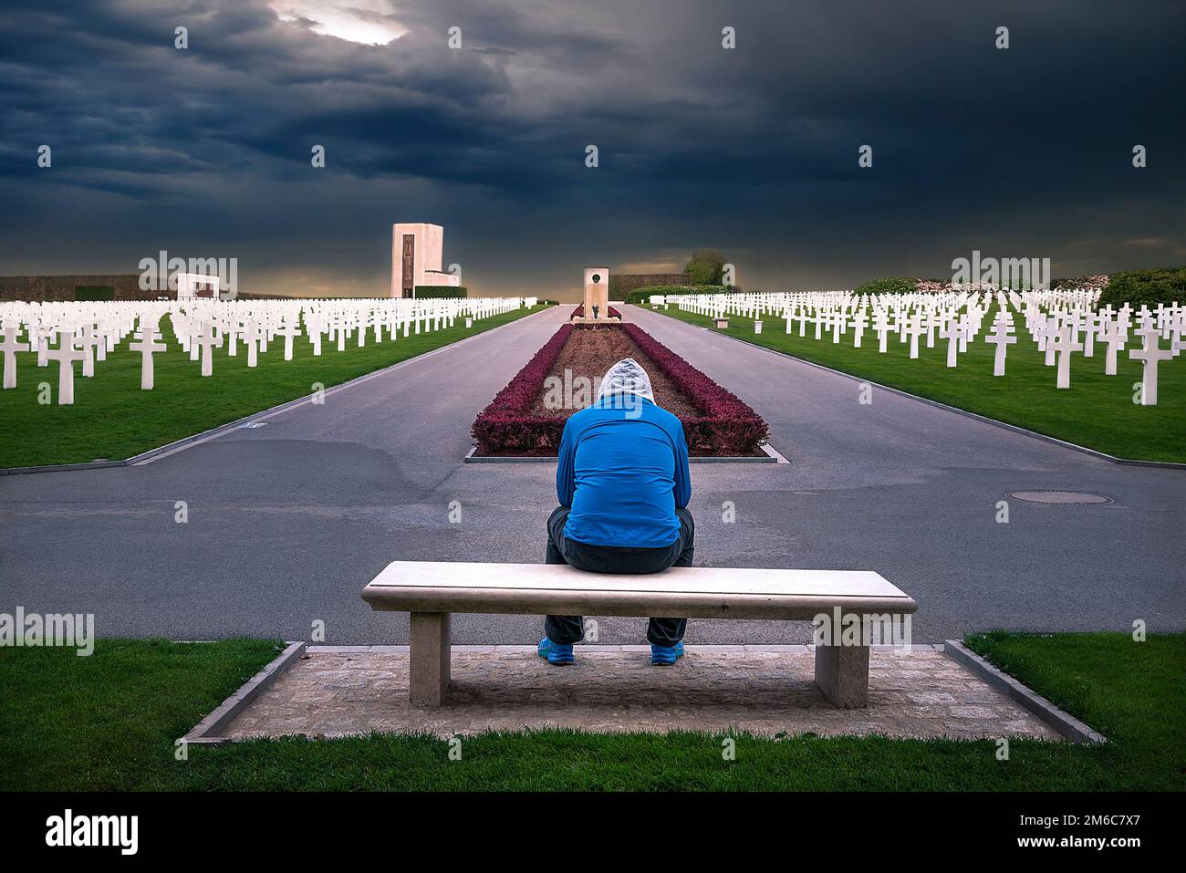 Mann Betrachtung in einem Memorial Cemetery Stockfoto