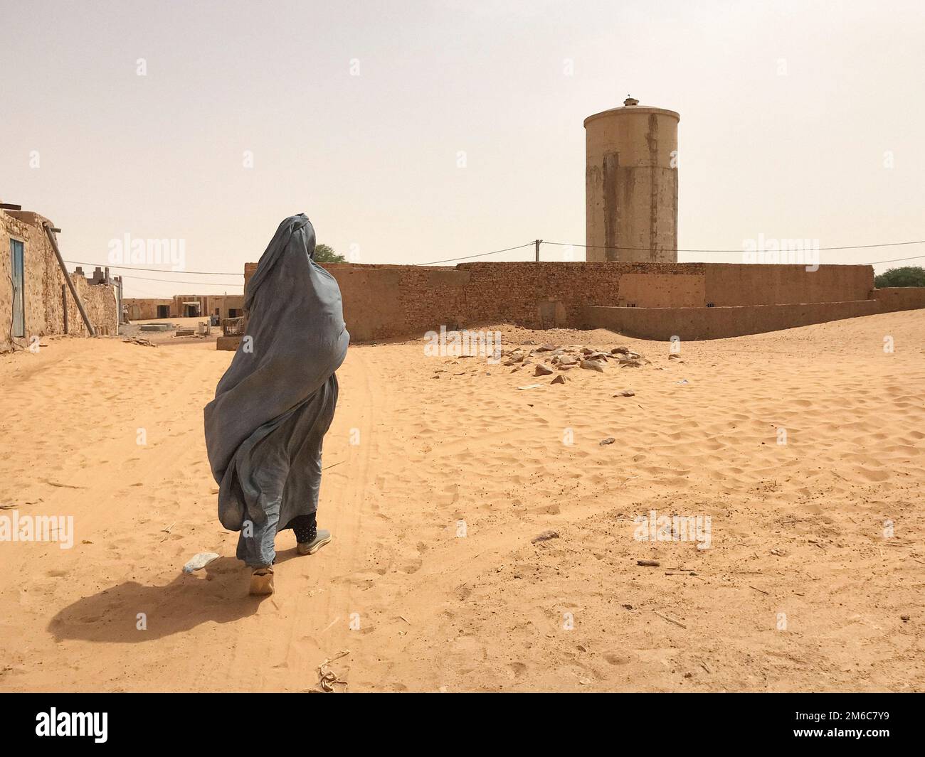 Mauretanien, Chinguetti, Frau in traditionellen Kleidern Stockfoto