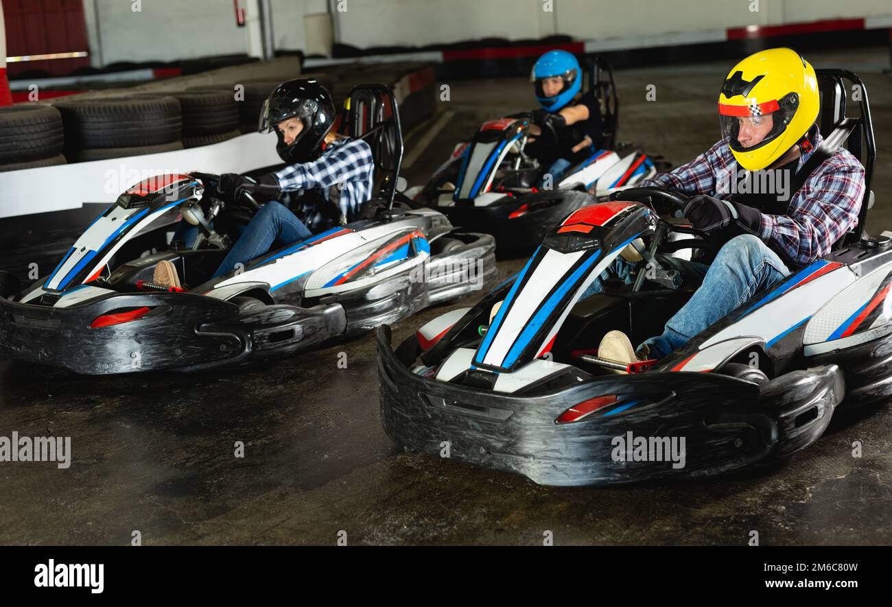 Menschen, die Go-Kart-Autos fahren Stockfoto