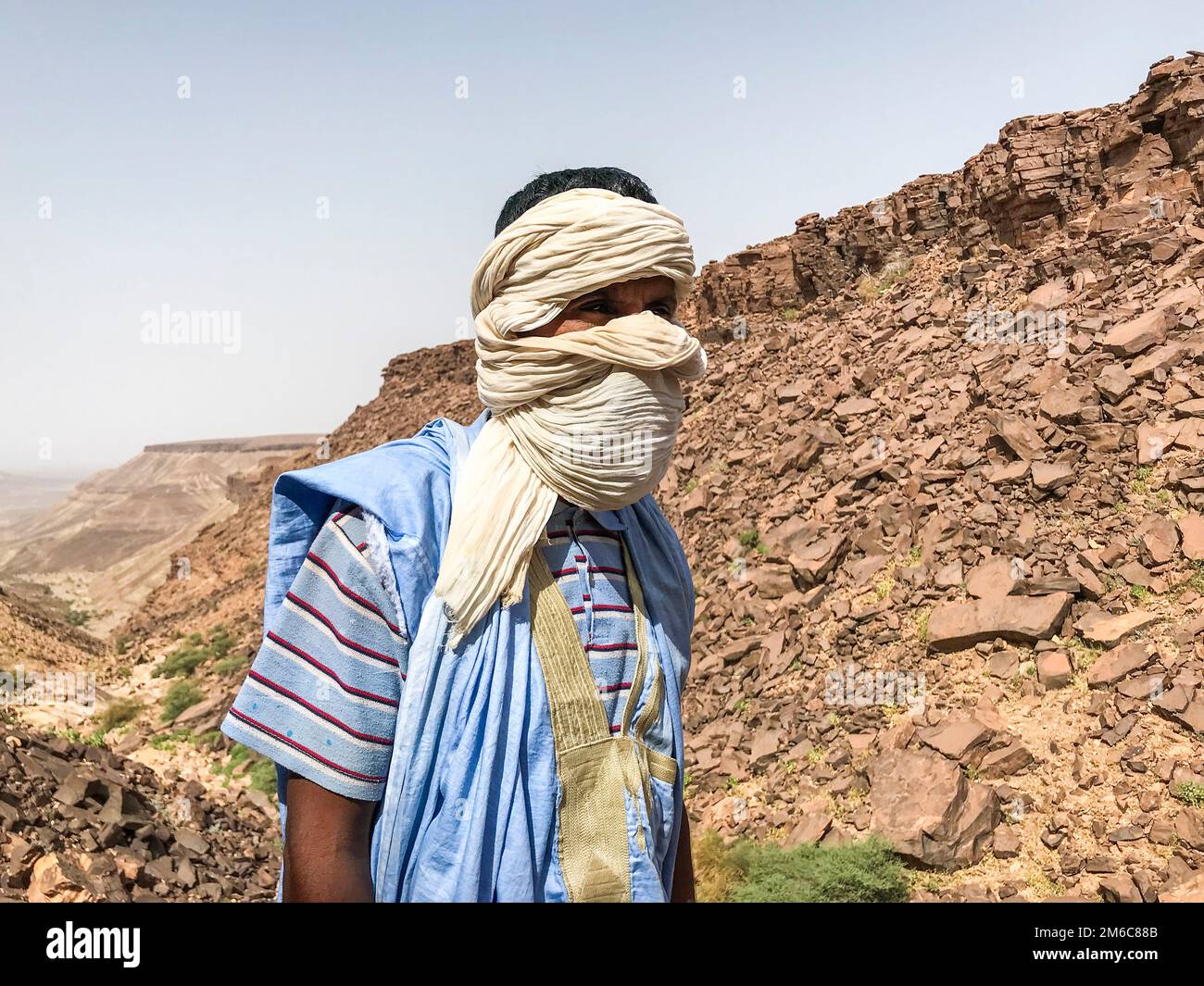 Mauretanien, Umgebung von Chinguetti, Mann in traditioneller Kleidung Stockfoto