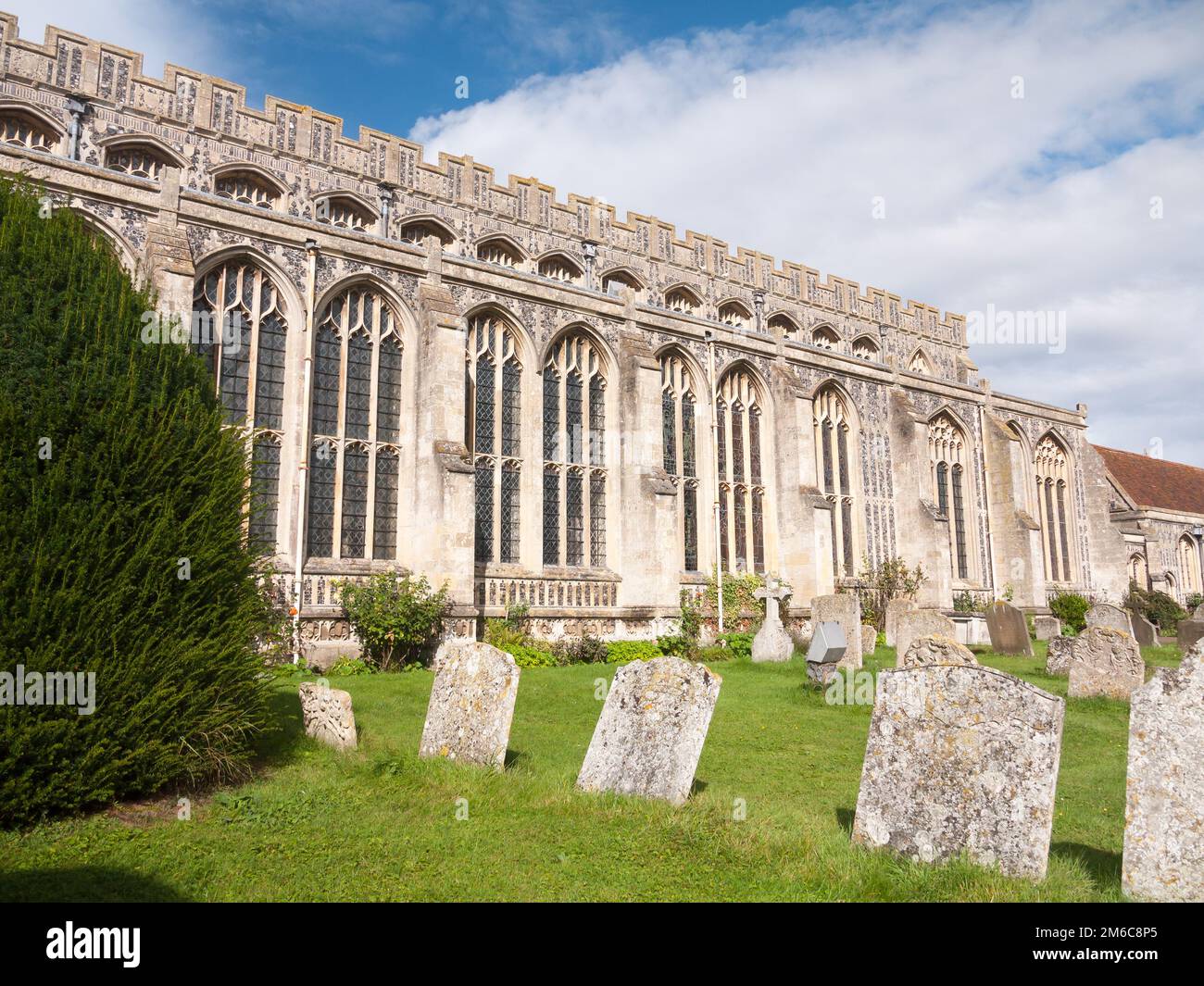 Blick auf Gläser verzierte Seite des Kirchensaals mit Gräbern davor Stockfoto