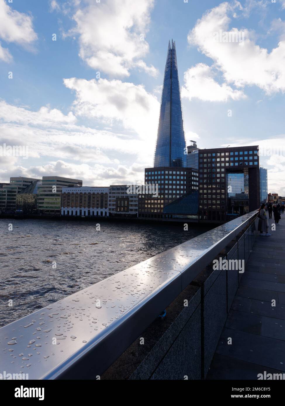Blick von der London Bridge mit der Themse links und dem Shard Wolkenkratzer dahinter. London, England. Stockfoto