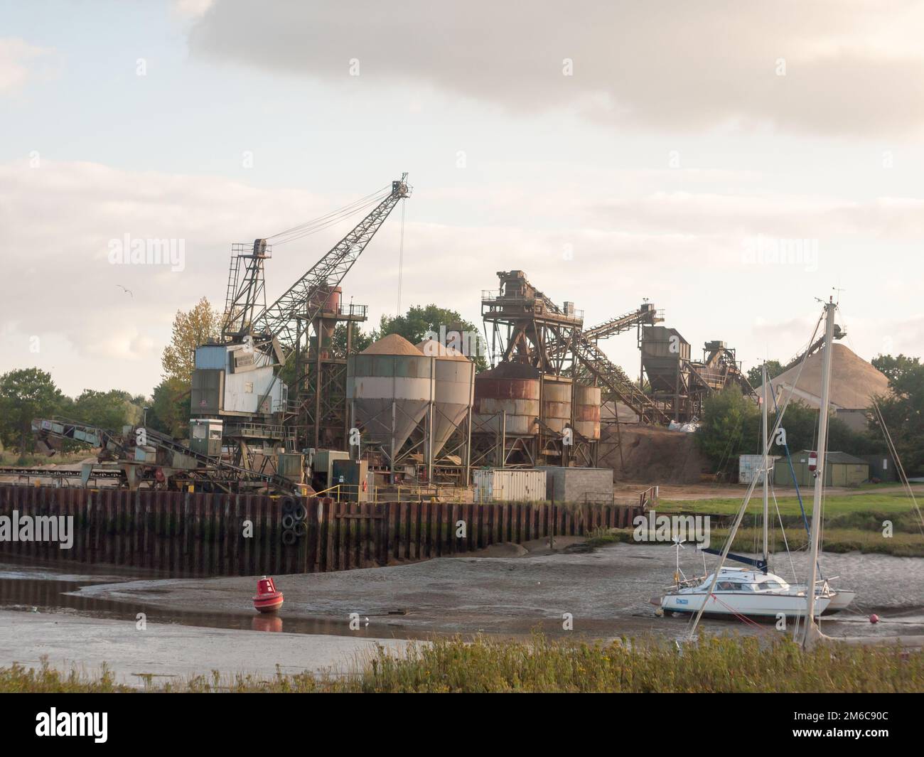Sandindustrie Material Steinbruch Hafenfabrik auf der anderen Seite des Flusses Stockfoto