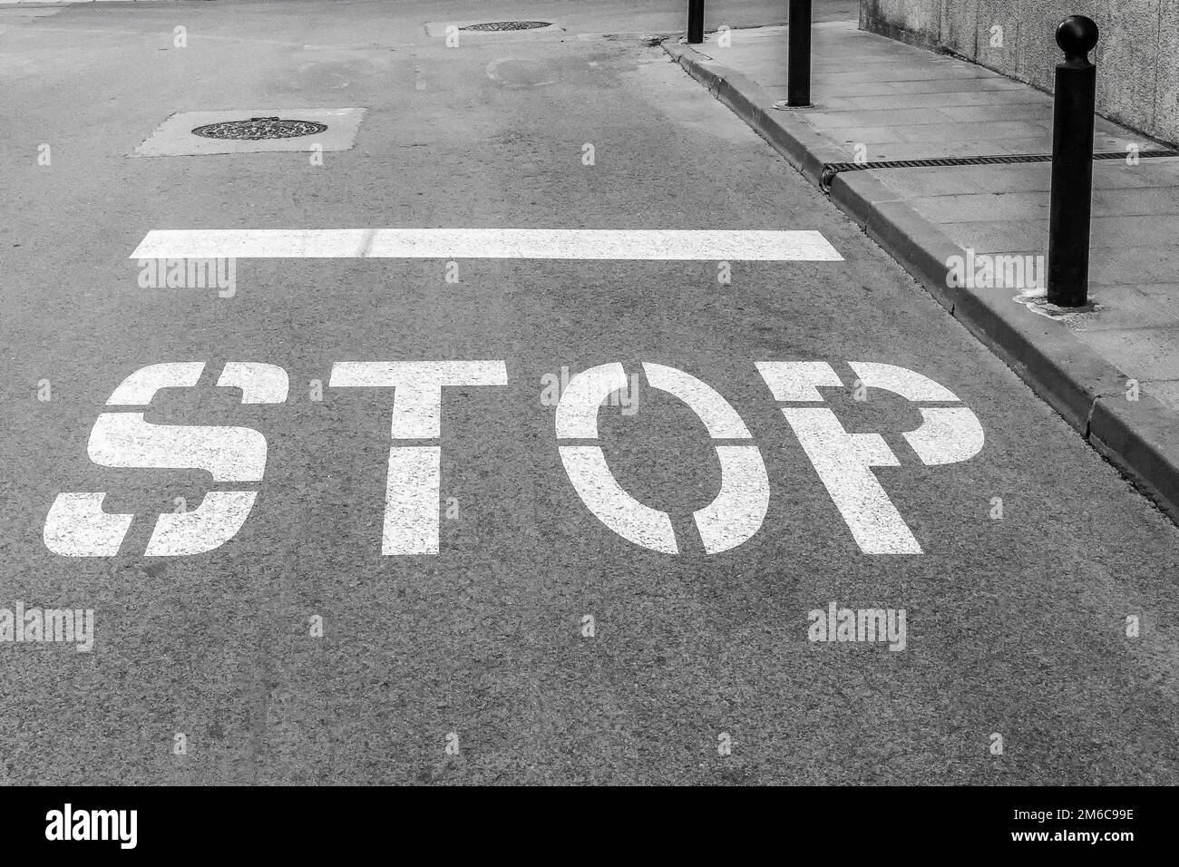 Auf der Straße befindet sich ein Stoppschild Stockfoto