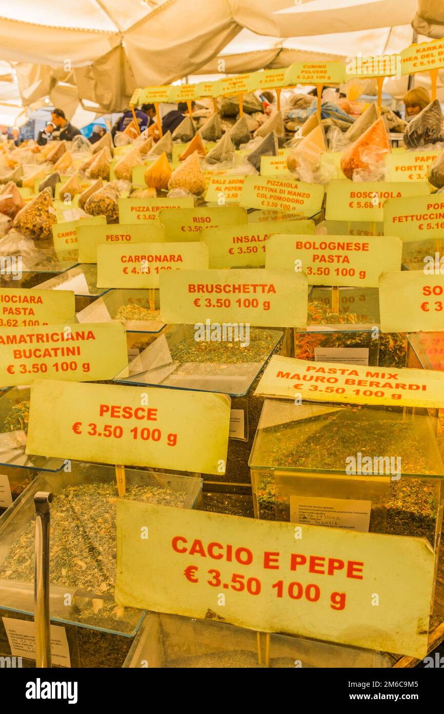 Getrocknete Kräuter für italienische Nudelgerichte Stockfoto