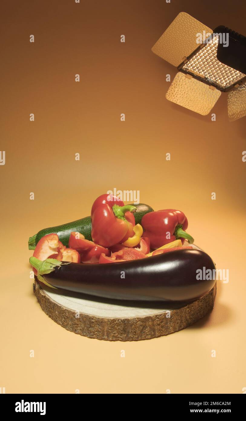 Verwendung eines zusätzlichen Lichts bei der Aufnahme von Lebensmitteln und Produkten Stockfoto