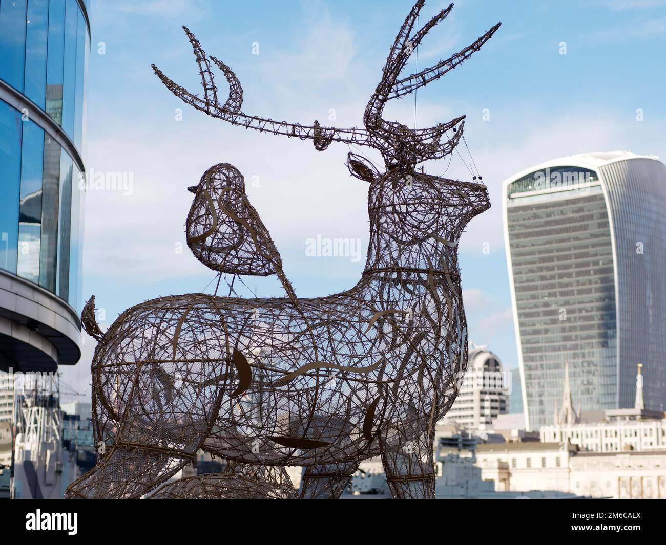 Rentier-förmiges Display in London, England, mit dem Walkie Talkie Wolkenkratzer im Hintergrund Stockfoto