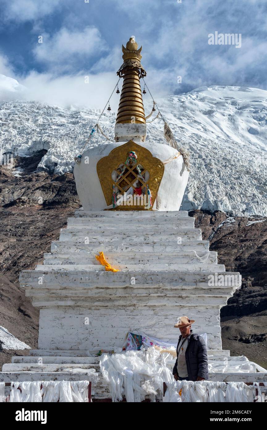 Stupa am Karo La Gebirgspass, in der Lhagoi-Kangri-Kette des nördlichen Himalaya an der Grenze der Grafschaften Nagarze und Gyangzê in Tibet. Stockfoto