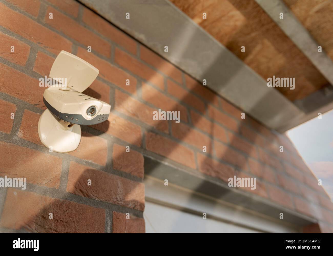 Veraltete Überwachungs-Videokamera für den Außenbereich - Überwachungs-Rekorder. Sicherheitssystem Stockfoto