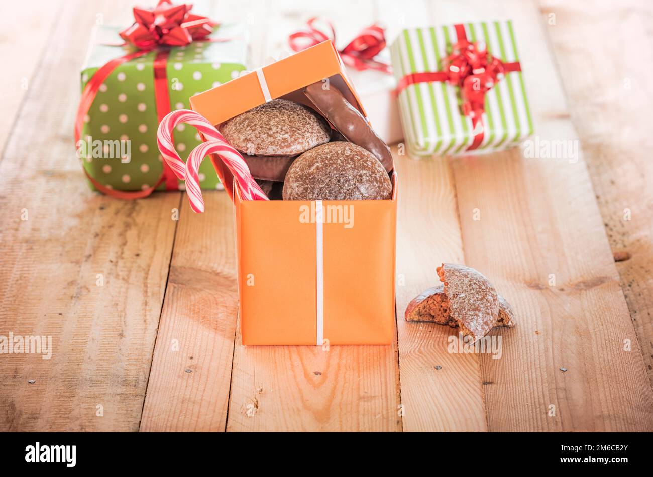 Geöffnet Geschenkbox voller Süßigkeiten Stockfoto