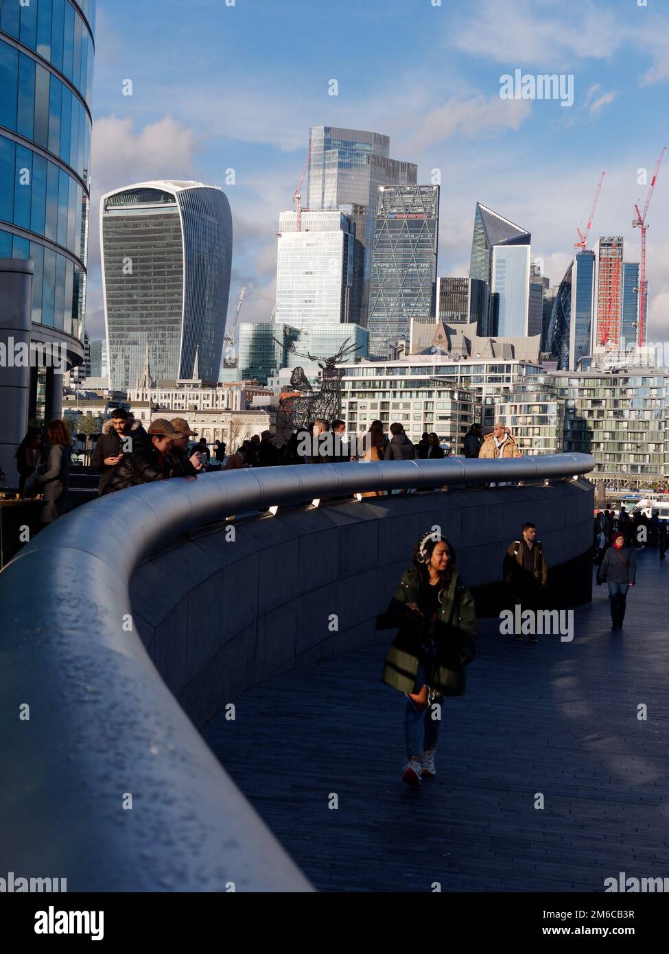 Menschen, die im South Bank-Gebiet mit Wolkenkratzern dahinter spazieren, einschließlich des Walkie Talkie. London, England Stockfoto