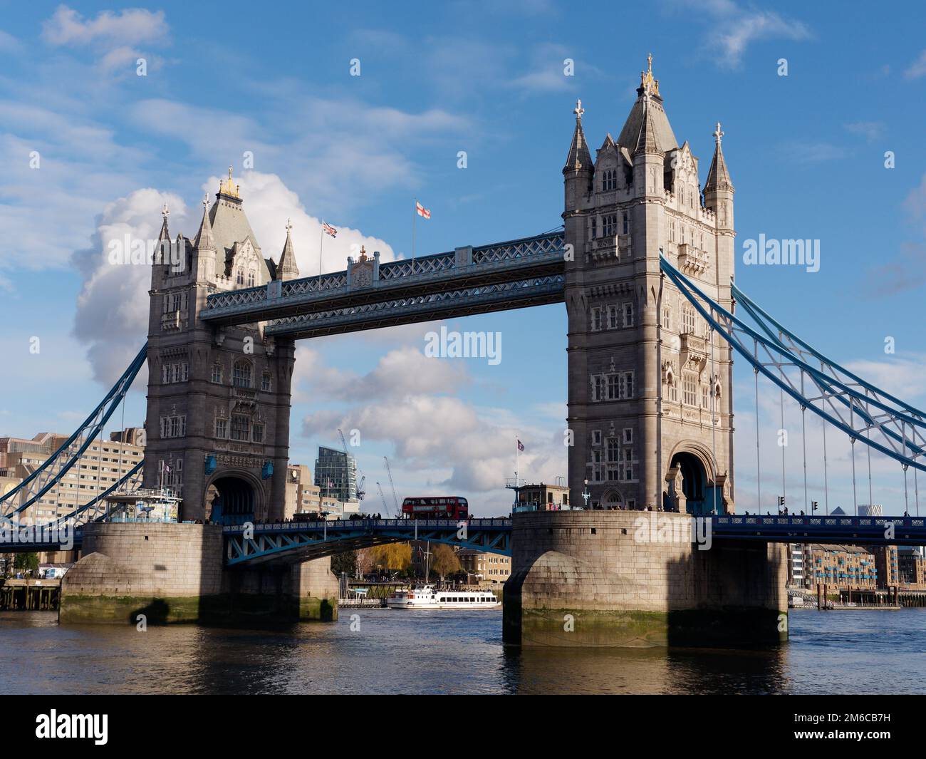 Ein Bus fährt über die berühmte Tower Bridge in London, England Stockfoto