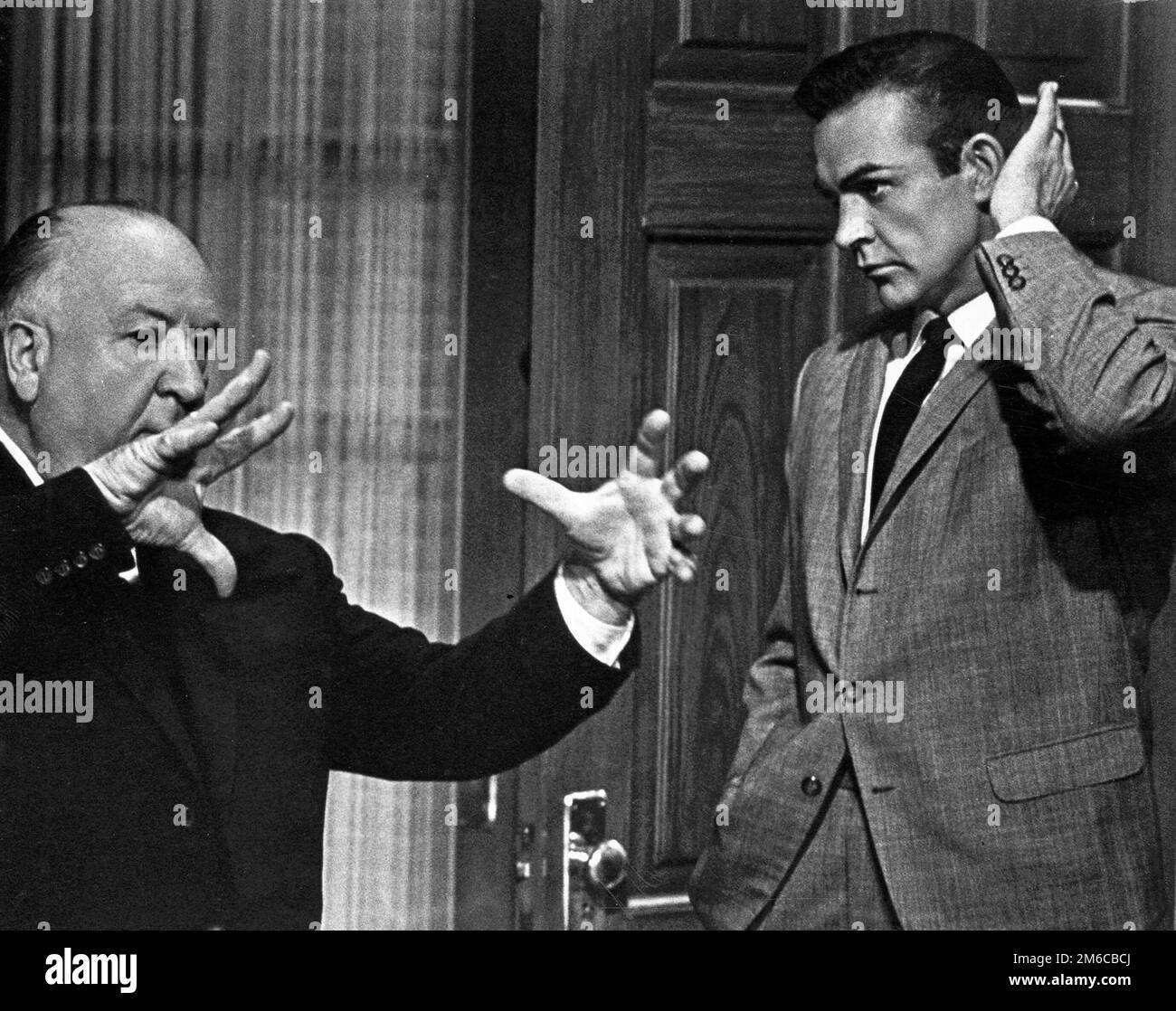 Alfred Hitchcock und Sean Connery in „Marnie“ (Universal, 1964) Werbefoto Alfred Hitchcock und Sean Connery in „Marnie“ (Universal, 1964) Stockfoto