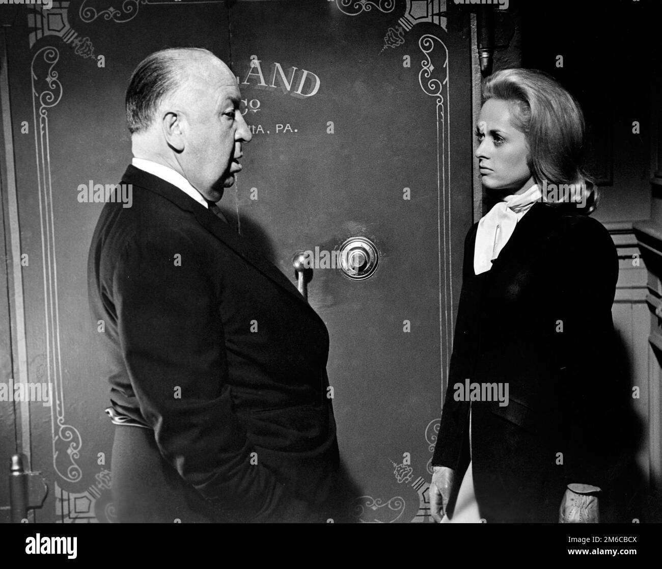 Alfred Hitchcock und Tippi Hedren am Set für „Marnie“ (1964) Alfred Hitchcock und Tippi Hedren am Set für „Marnie“ (1964) Stockfoto