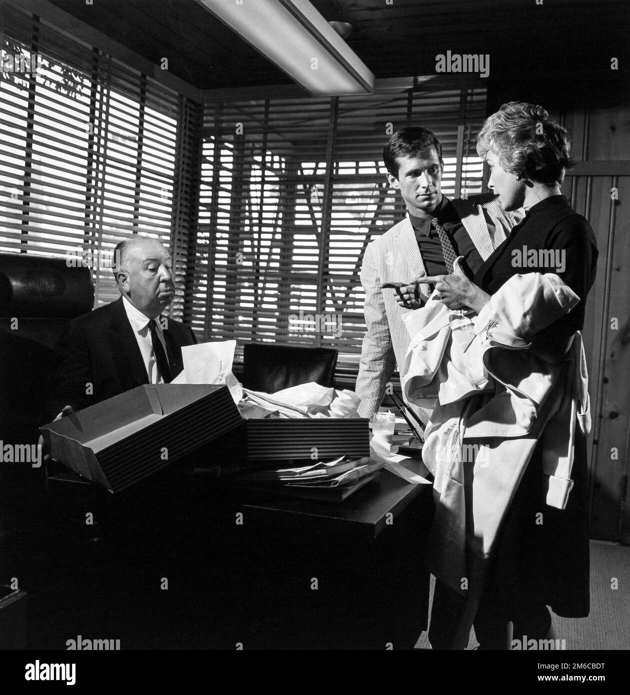 Alfred Hitchcock mit Anthony Perkins und Janet Leigh beim Filmen von Psycho, 1954 - Werbefoto Stockfoto