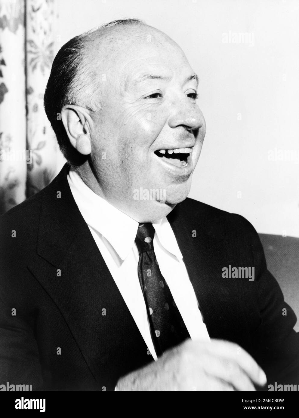Alfred Hitchcock, Kopf-und-Schultern-Porträt, nach rechts 1956 von Fred Palumbo. Stockfoto
