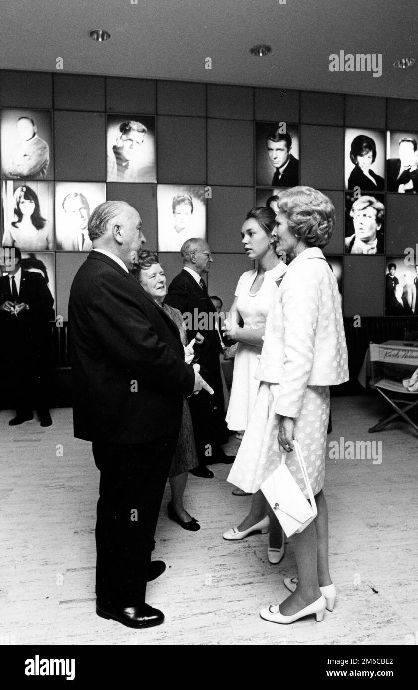 First Lady Pat Nixon und Tochter Julie Nixon Eisenhower mit Hollywood-Filmregisseur Alfred Hitchcock und seiner Frau. 1969 Stockfoto