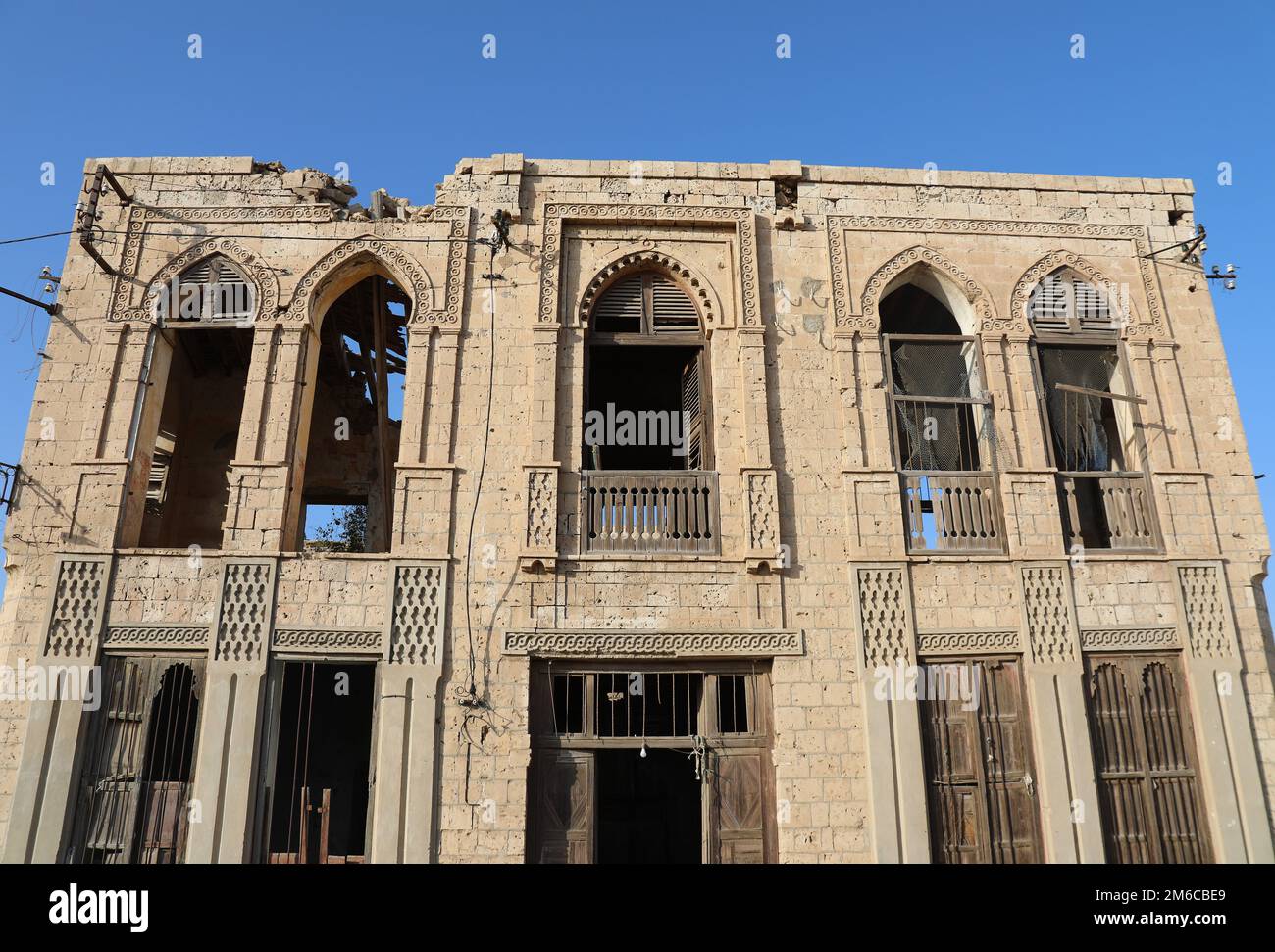 Haus des Mammub Mohammed Nahari mit osmanischen Fenstern in der Altstadt von Massawa Stockfoto
