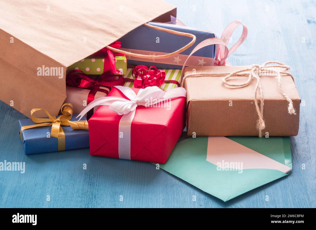 Einkaufstasche mit Geschenkboxen Stockfoto