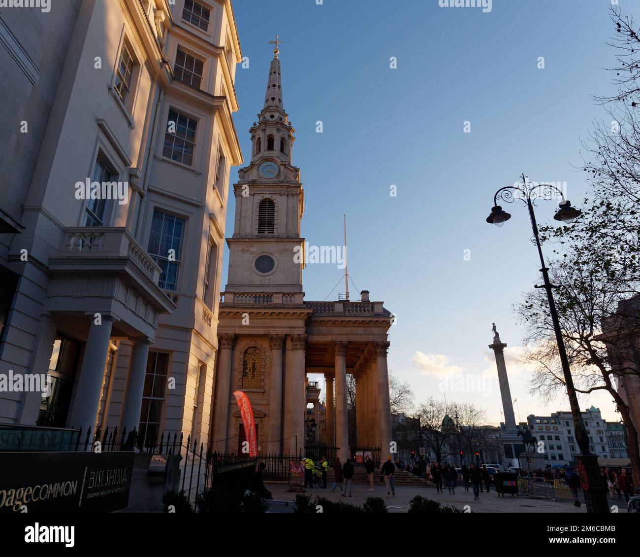 St. Martin in der Fields Church in London, mit Nelsons Column am Trafalgar Square rechts. England. Stockfoto