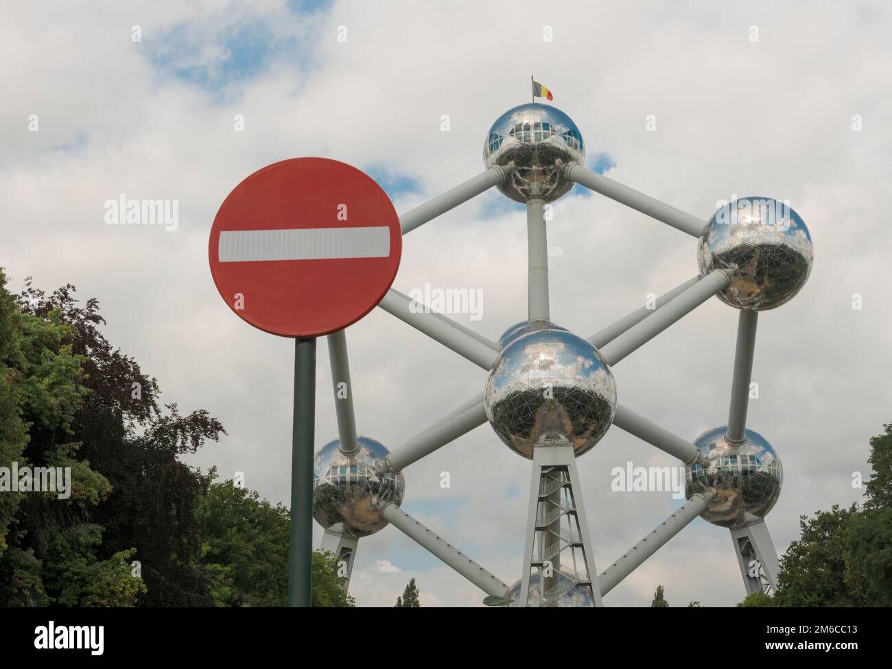 Brüssel, Region Brüssel-Hauptstadt, Belgien 20-08-2021. Das Atomium in Kombination mit einem Straßenschild - kein Zutritt. Stockfoto