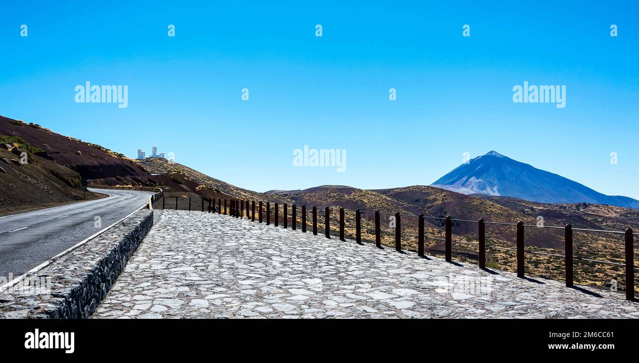 Bergiges Gelände mit Blick auf den Vulkan Teide und das Observatorium Stockfoto
