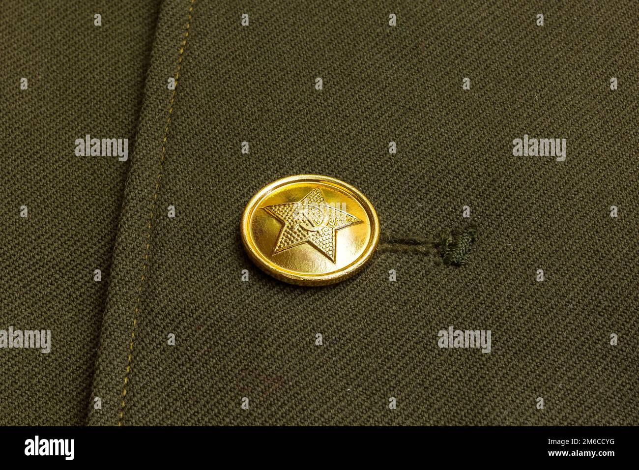 Knopf auf der Uniform eines Soldaten der Sowjetarmee Stockfoto