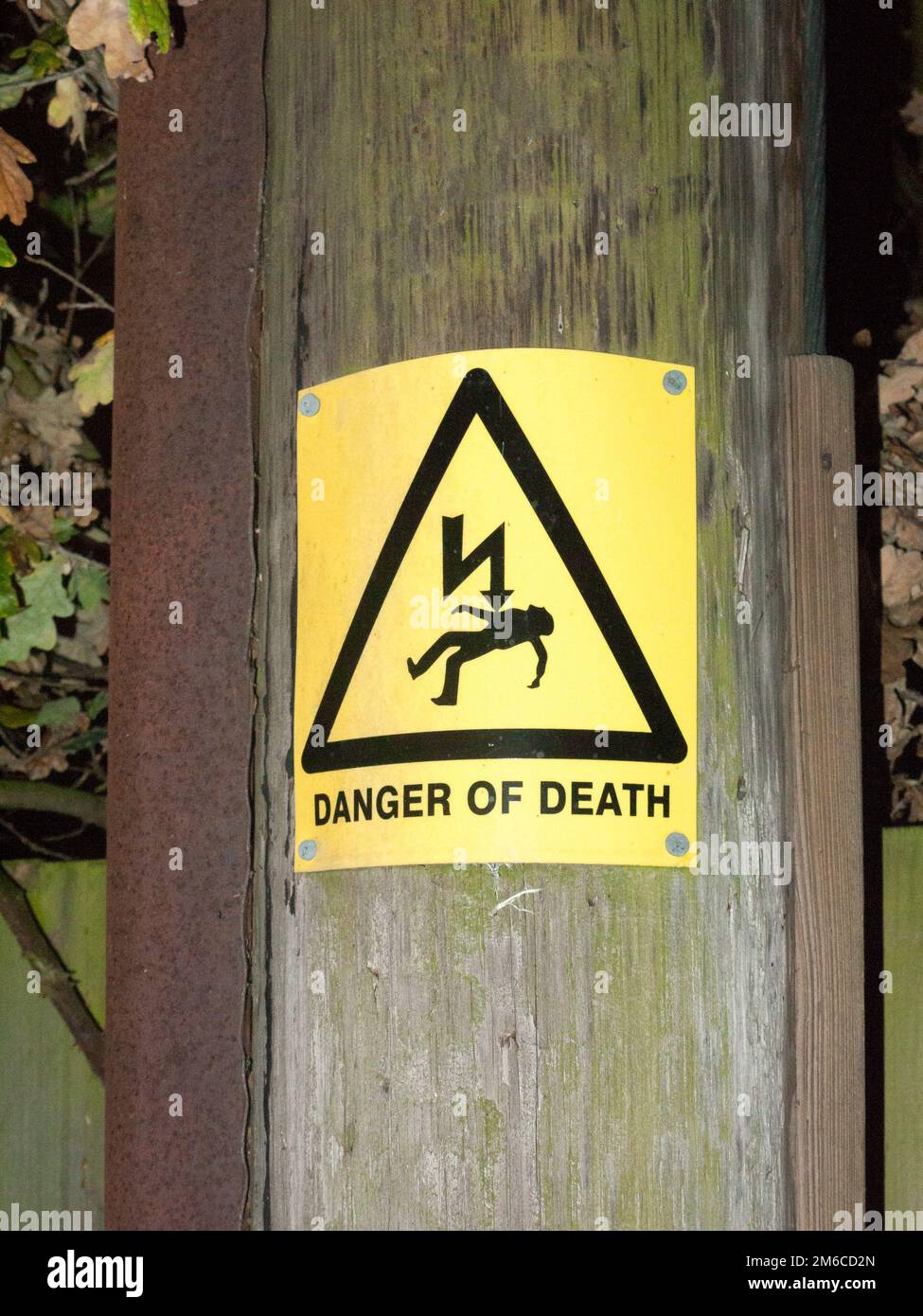 Gelbes Warnschild Todesgefahr außerhalb des Pols Stromschlag Stockfoto
