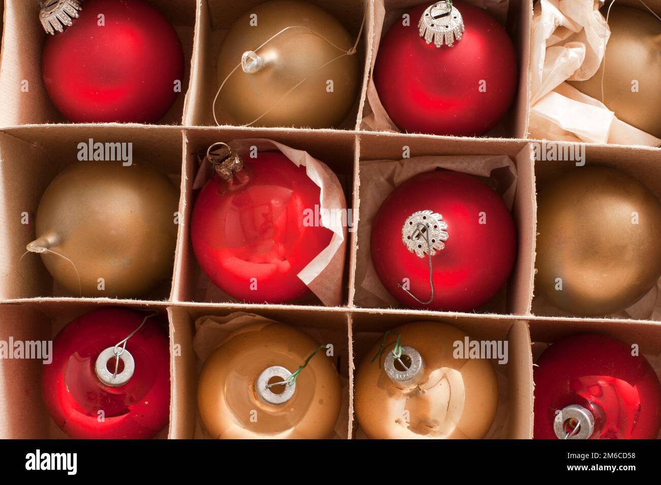 Vollformatansicht der Weihnachtskugeln in Kartons Stockfoto