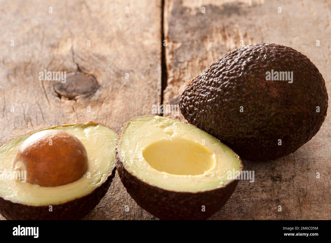 Leckere ganze und halbgereifte Avocadofrünen Stockfoto