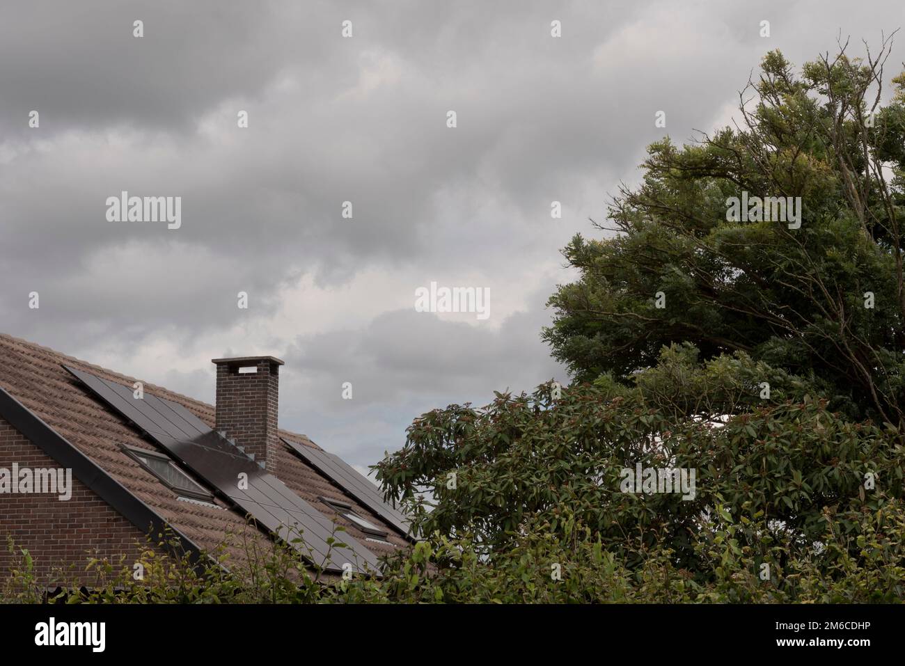 Auf dem Dach des Hauses installierte Solarpaneele Schlechtes Wetter Aussicht Stockfoto