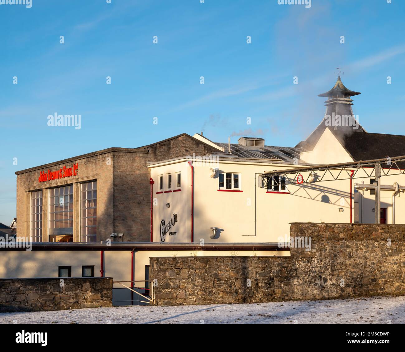 2. Januar 2023 Craigellachie, Moray, Schottland. Das ist die Whisky-Destillerie von John Dewar and Sons Ltd. Im Dorf Craigellachie, Speyside auf A. Stockfoto
