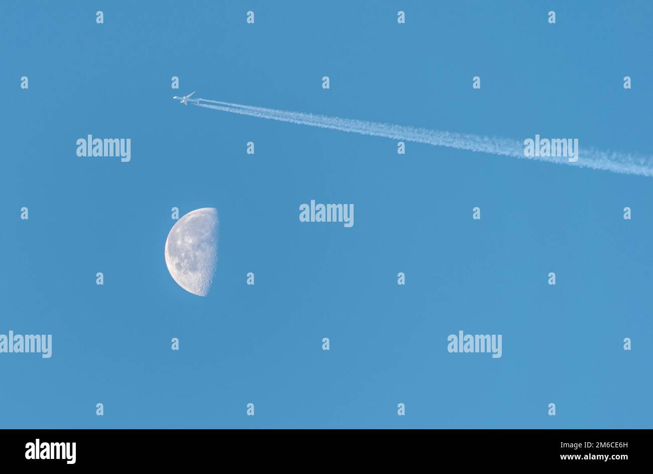 Abnehmender Mond in der Nähe von Gibbous letztes Viertel, tagsüber Geschossen mit einem Flugzeug über den Mond. Stockfoto