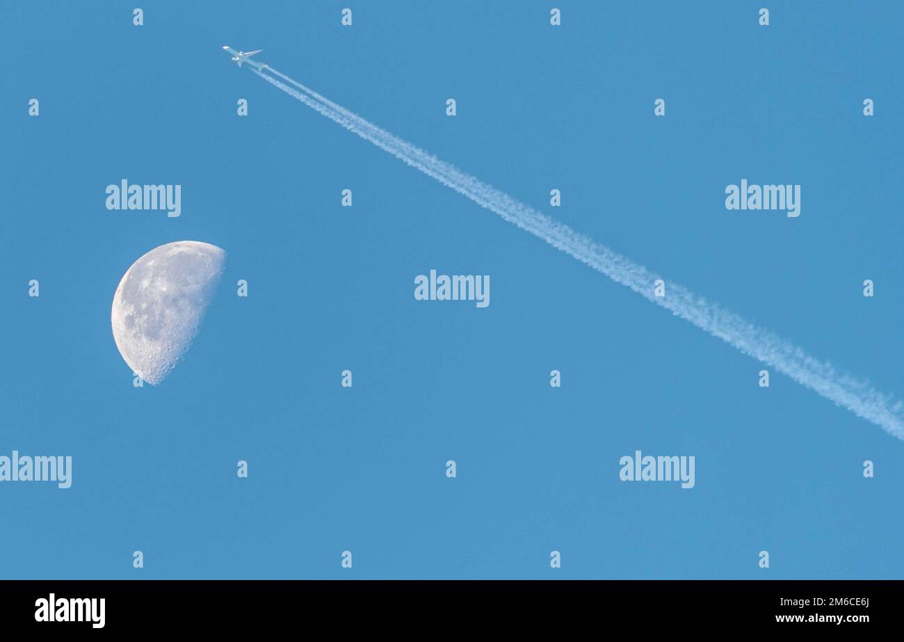 Abnehmender Mond in der Nähe von Gibbous letztes Viertel, tagsüber Geschossen mit einem Flugzeug über den Mond. Stockfoto