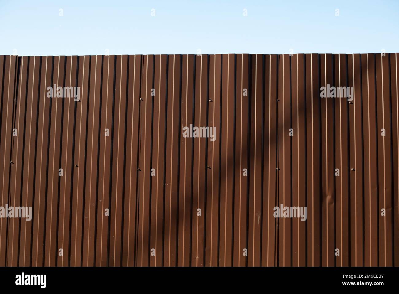 Zaun im Detail. Zaun um das Haus. Barriere für Außenstehende. Stockfoto