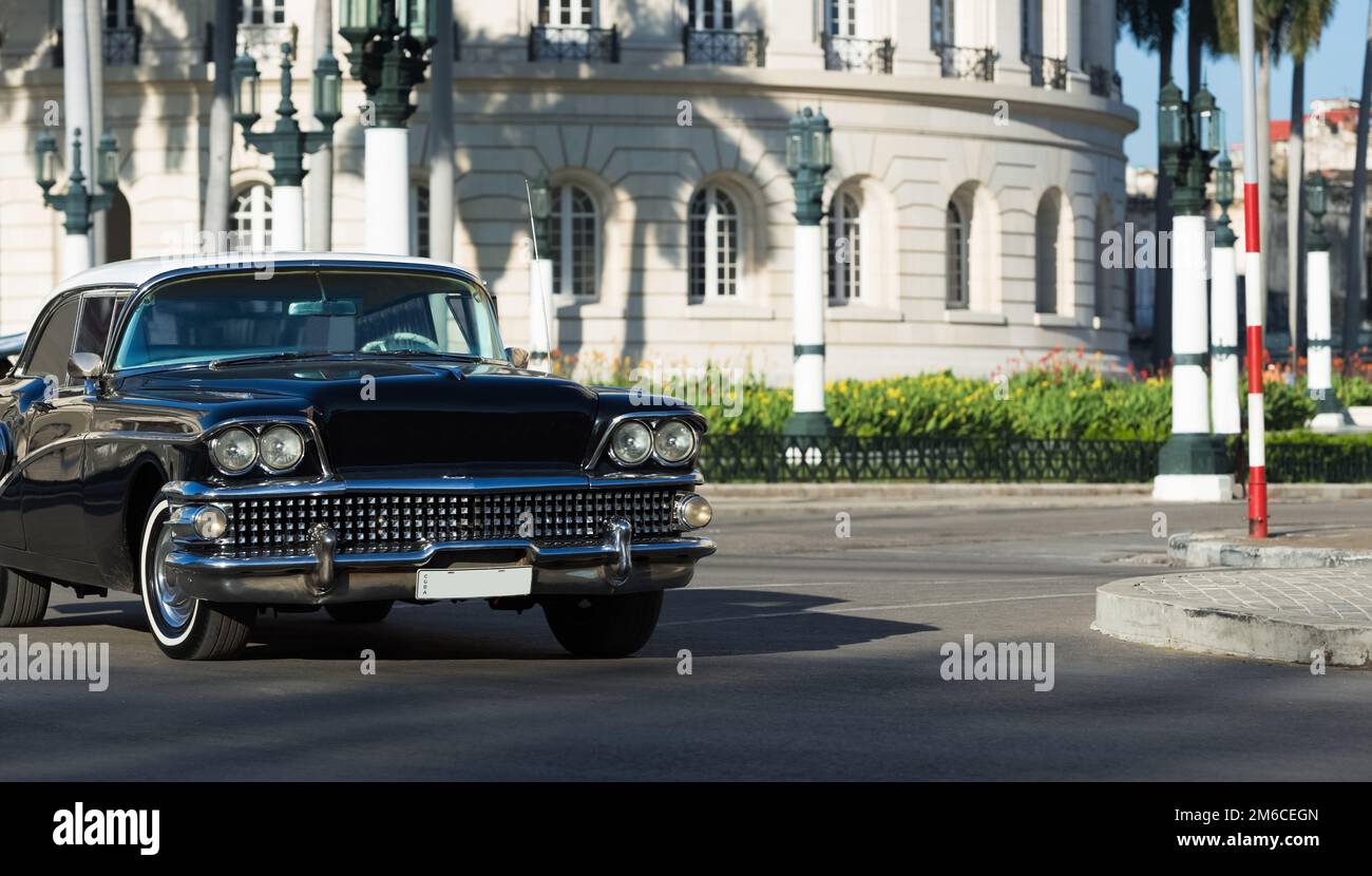 Ein amerikanischer schwarzer Oldtimer in Havanna Kuba mit Blick nach vorne - Serie Cuba Stockfoto