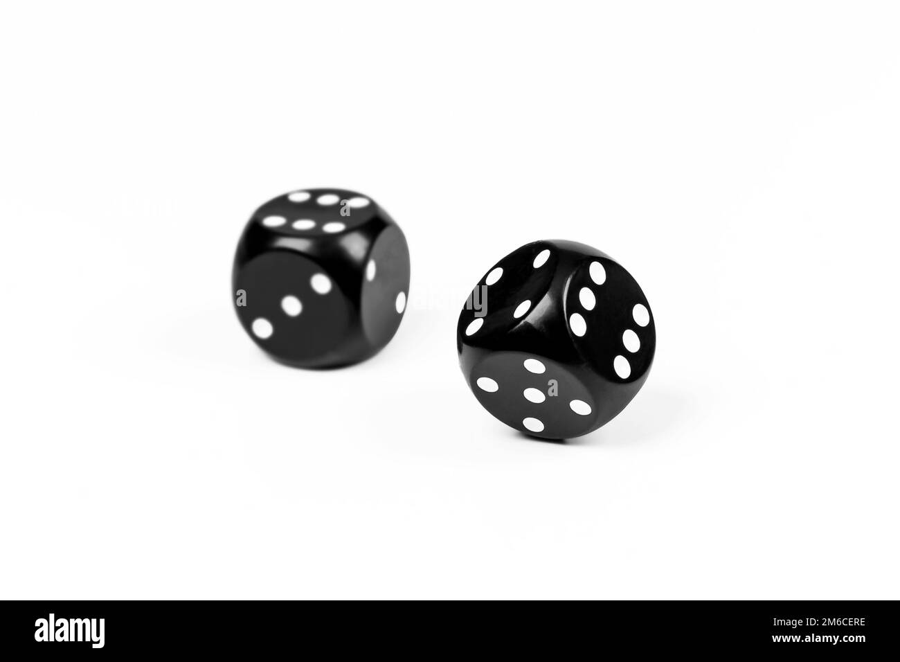 Zwei Pokerwürfel liegen auf weißem Hintergrund Stockfoto
