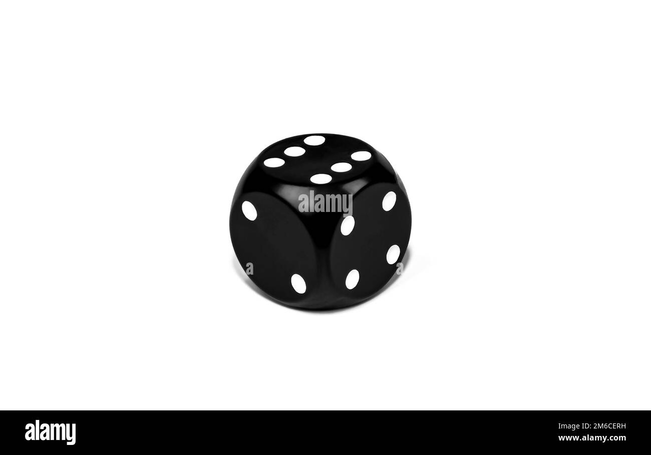 Ein Pokerwürfel liegt auf weißem Hintergrund Stockfoto